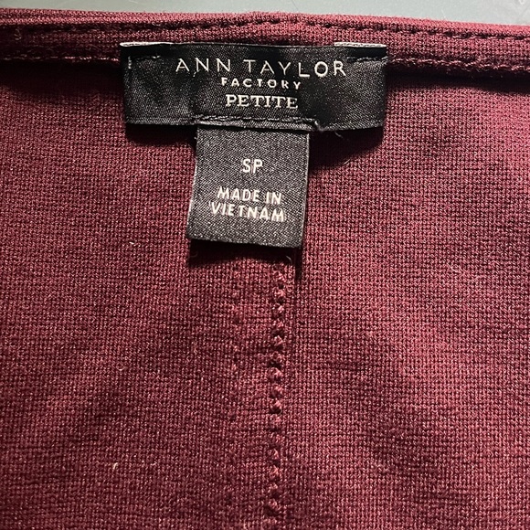 Ann Taylor burgundy, business essential top size petite - Picture 2 of 7